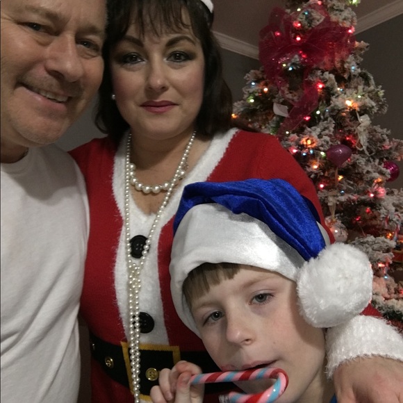 Welcome to Poshmark and 4U2 Closet. I am Darlene. - Picture 3 of 7